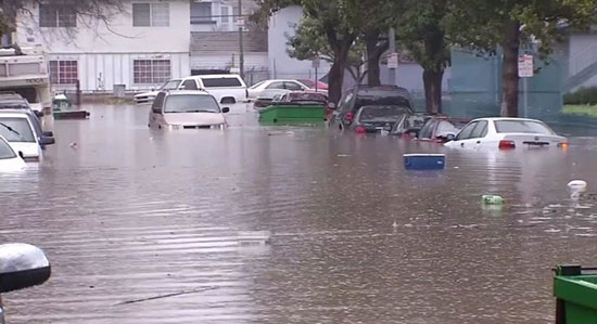 مياه الفيضان تغرق الشوارع