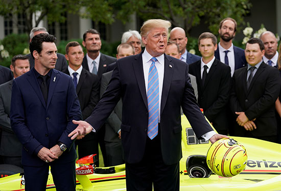 ترامب يستقبل فريق بينسك للسيارات فى البيت الأبيض (7)