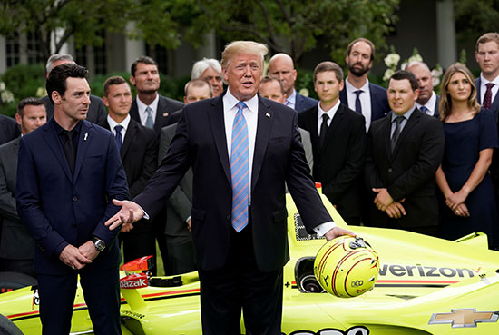 ترامب يستقبل فريق بينسك للسيارات فى البيت الأبيض (4)