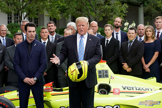 ترامب يستقبل فريق بينسك للسيارات فى البيت الأبيض (6)