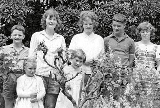 أشقاء إليزابيث بلاكبيرن السبعة في حديقة منزلهم 1965