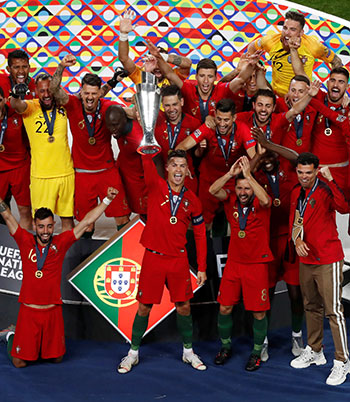 لاعبو البرتغال يحملون الكأس الأولى