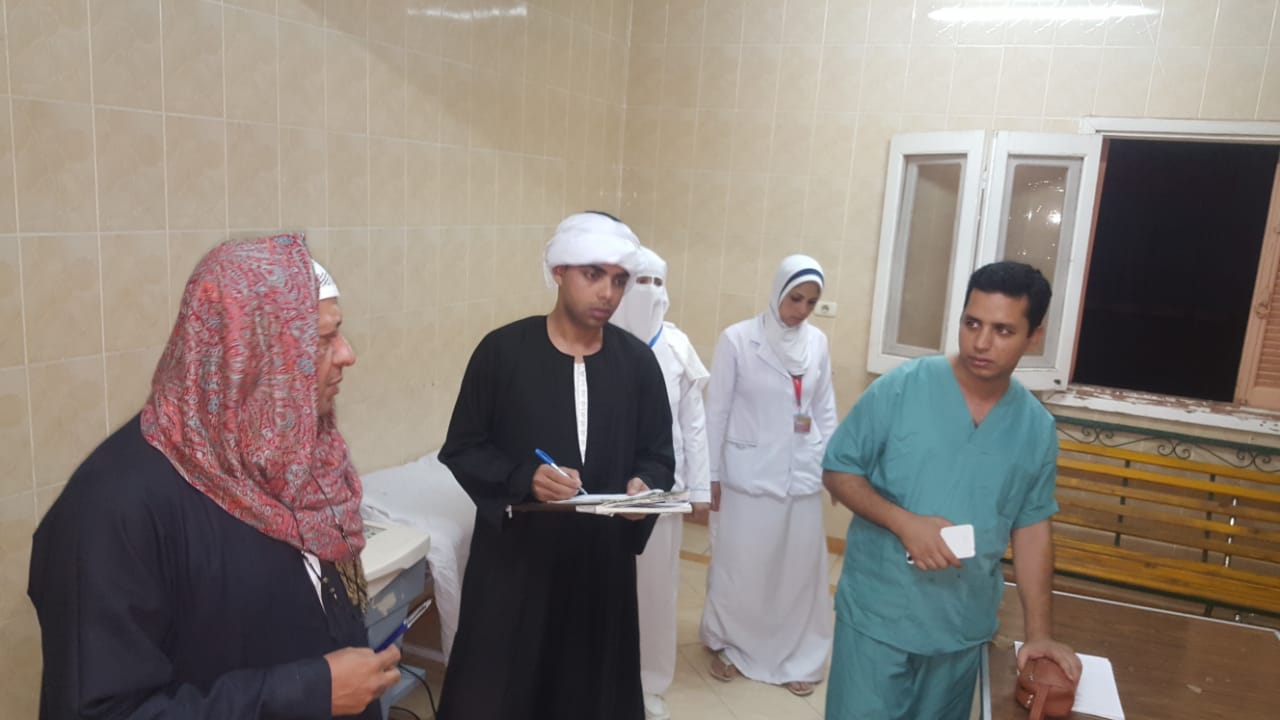 موظفو إدارة المتابعة بمديرية الصحة فى زى الجلباب البلدى (6)