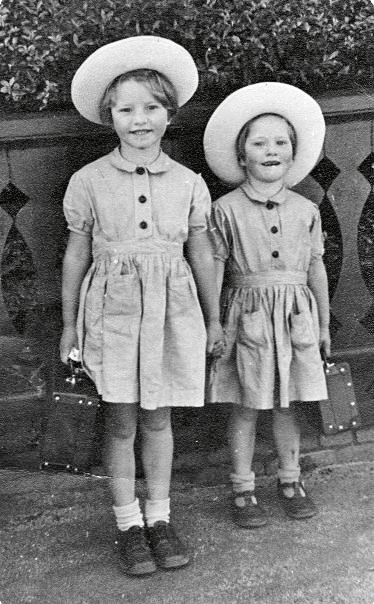 من اليمين إليزابيث بلاكبيرن في مدرسة لونسيستون كاليفورنيا 1953