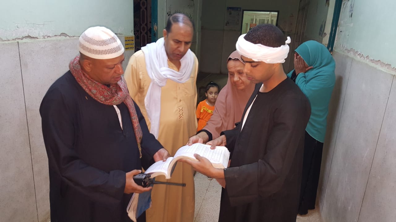 موظفو إدارة المتابعة بمديرية الصحة فى زى الجلباب البلدى (2)