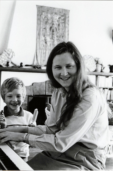 إليزابيث بلاكبيرن مع ابنها فى عام 1990