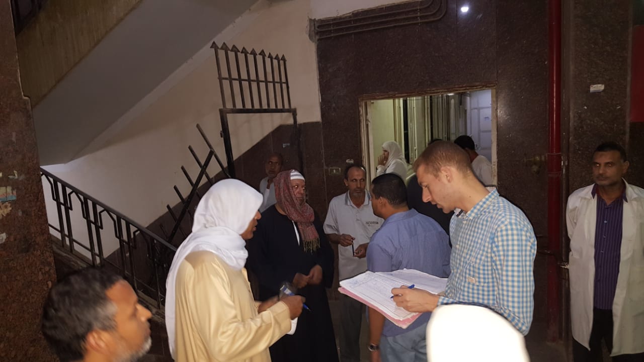 موظفو إدارة المتابعة بمديرية الصحة فى زى الجلباب البلدى (1)