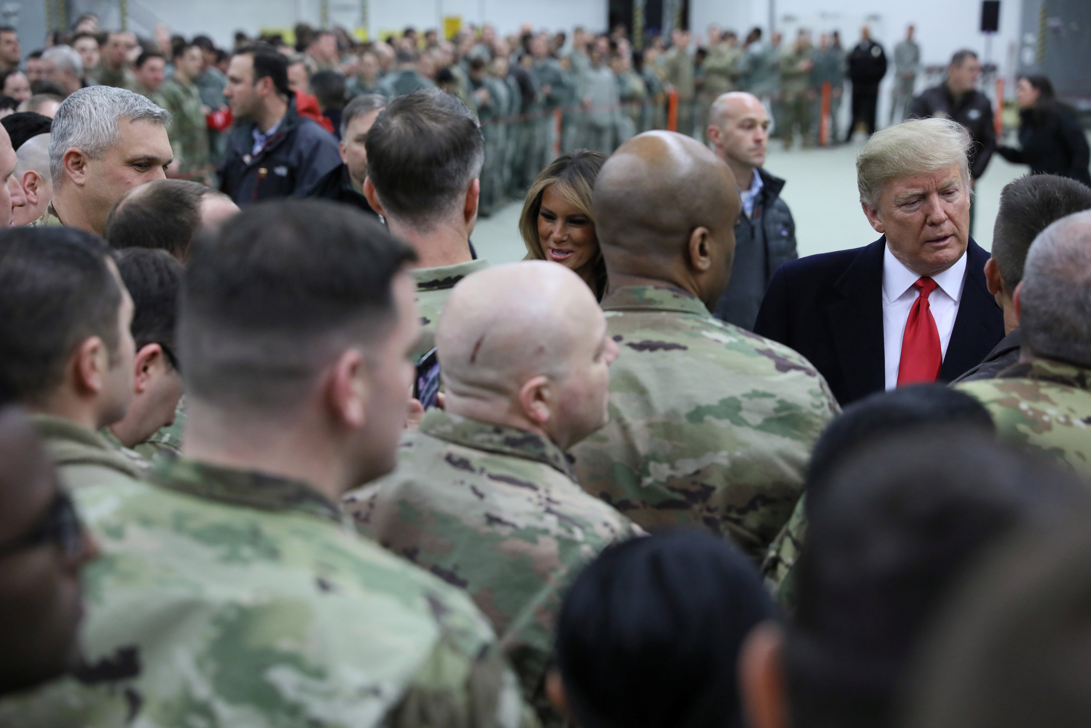 ترامب والسيدة الأولى فى زيارة لأحد القواعد العسكرية الأمريكية