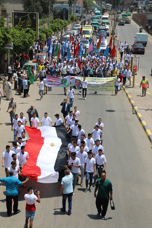 مسيرة محافظ المنوفية وسط الشباب بالإعلام (7)