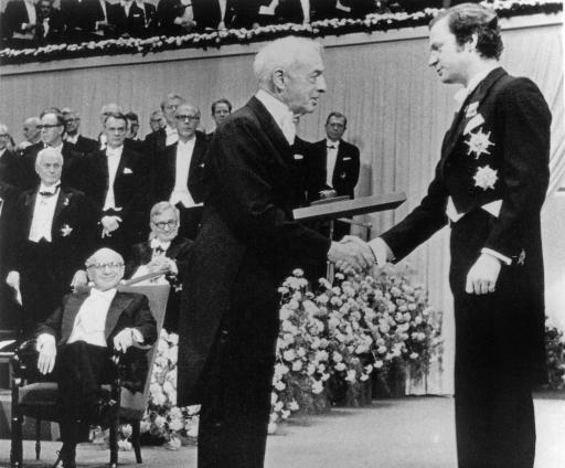 سول بيلو يتسلم جائزة نوبل للآداب