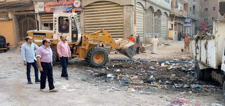 رئيس مجلس مدينة المحلة يقود حملات لرفع القمامة