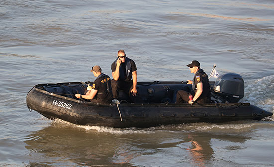 رجال الانقاذ فى مياه نهر الدانوب