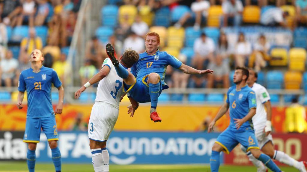 أحد الكرات المشتركة القوية بين لاعب أوكرانيا وإيطاليا
