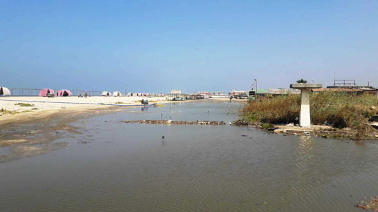 أضبط مخالفة  كارثة  مياه المجارى تصب فى شاطئ بور فؤاد (10)