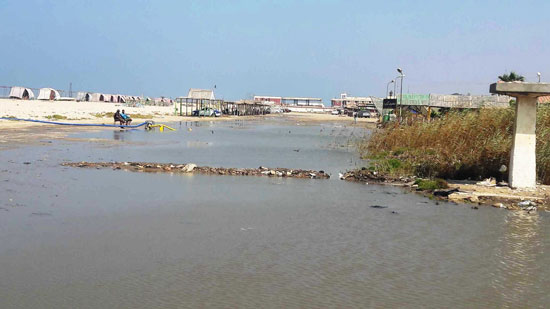 أضبط مخالفة  كارثة  مياه المجارى تصب فى شاطئ بور فؤاد (3)