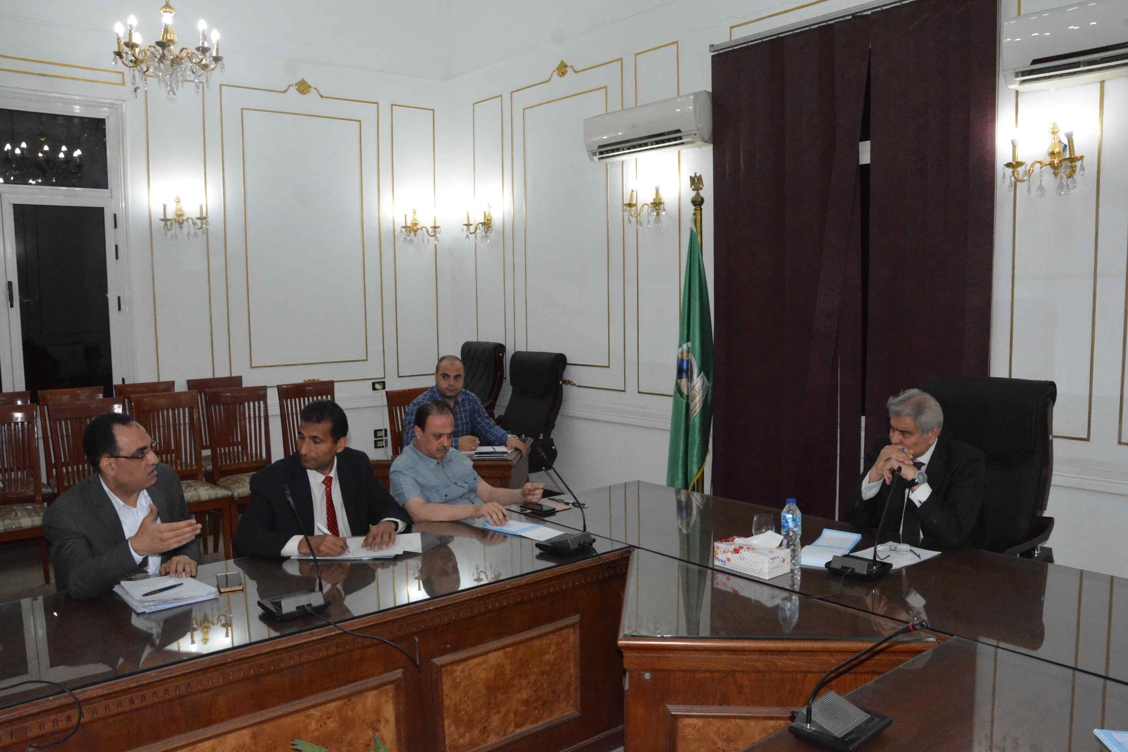 محافظ المنيا خلال اجتماع مشروع النقل الجماعي (3)