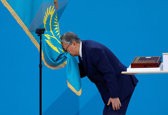 توكاييف يقبل علم بلاده
