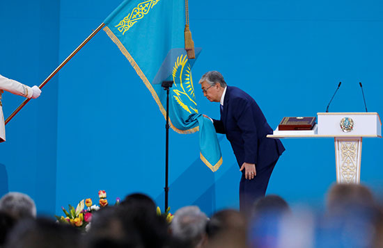 توكاييف يقبل العلم فى حفل تنصيبه