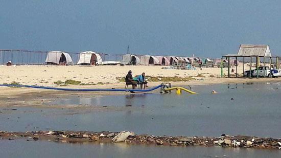 أضبط مخالفة  كارثة  مياه المجارى تصب فى شاطئ بور فؤاد (2)