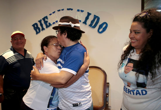 صحفى يقبل أمه بعد إطلاق سراحه فى نيكاراجوا