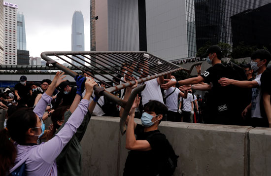 متظاهرون يزيلون الحواجز قرب مكاتب حكومة هونج كونج