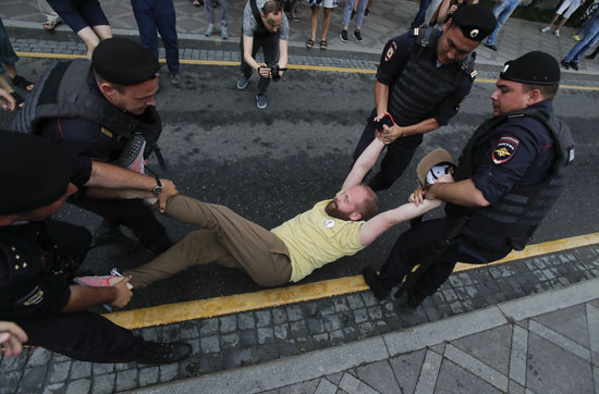 الشرطة-الروسية-تلقى-القبض-على-المحتجين