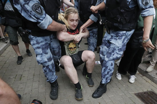 أحد-المحتجين-أثناء-القبض-عليه