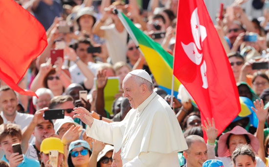 تحية-البابا-فرنسيس-للمصليين