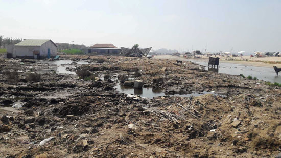 أضبط مخالفة  كارثة  مياه المجارى تصب فى شاطئ بور فؤاد (6)