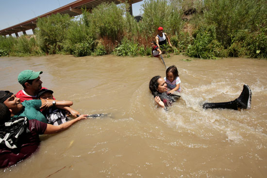 مهاجرة تسبح مع طفلتها للوصول إلى الأراضى الأمريكية