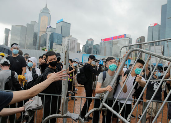 متظاهرون يرفعون الحواجز فى شوارع هونج كونج