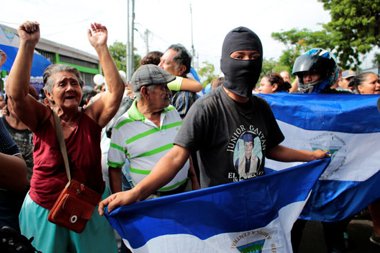 أعلام نيكاراجوا والهتافات فى استقبال مسجونين نيكاراجوا