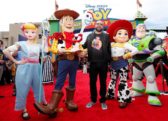 المخرج جوش كولى مع شخصيات فيلم Toy Story 4