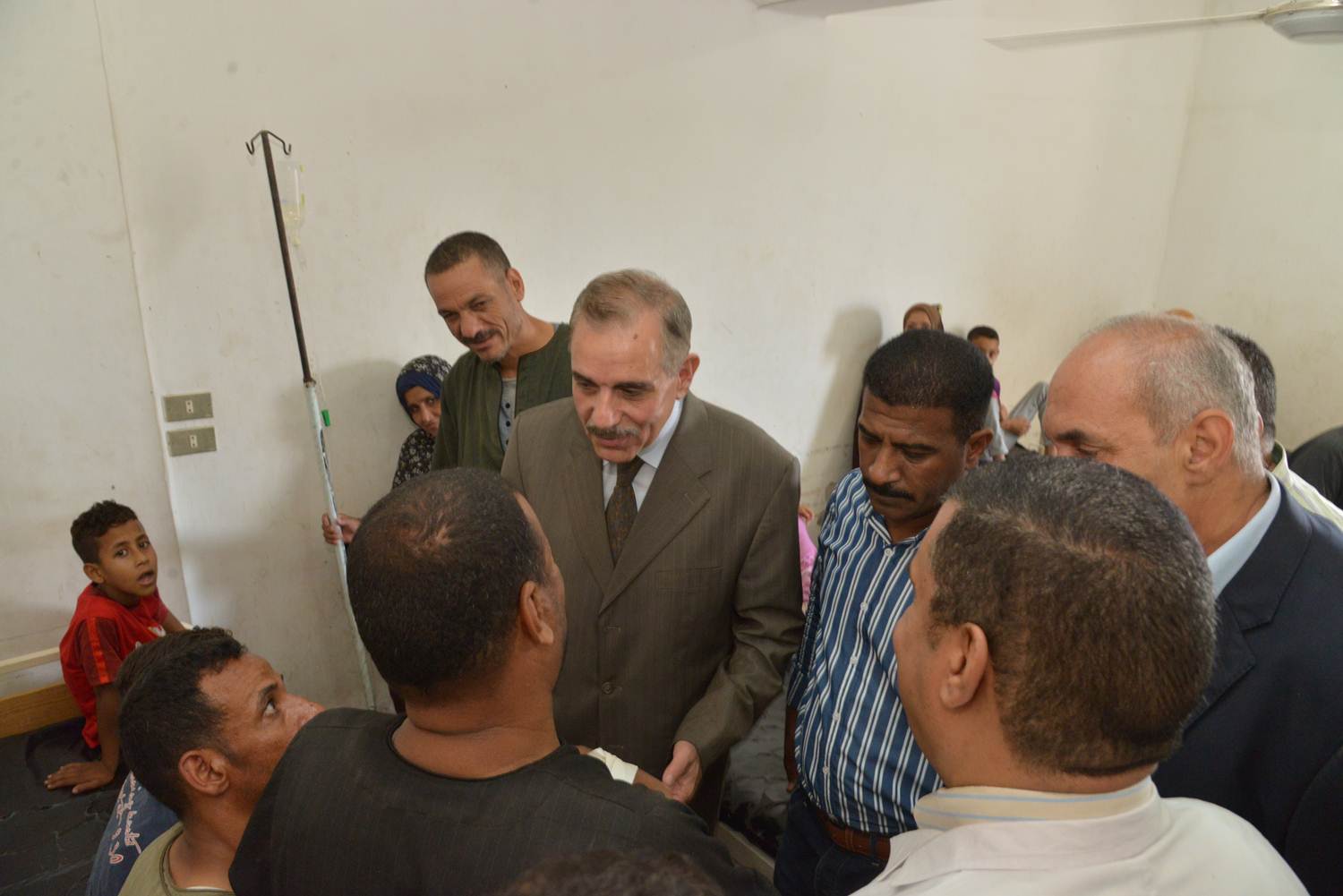محافظ أسيوط يزور مصابين التسمم بمستشفى ديروط (4)