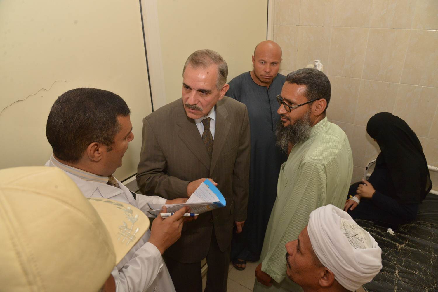 محافظ أسيوط يزور مصابين التسمم بمستشفى ديروط (2)