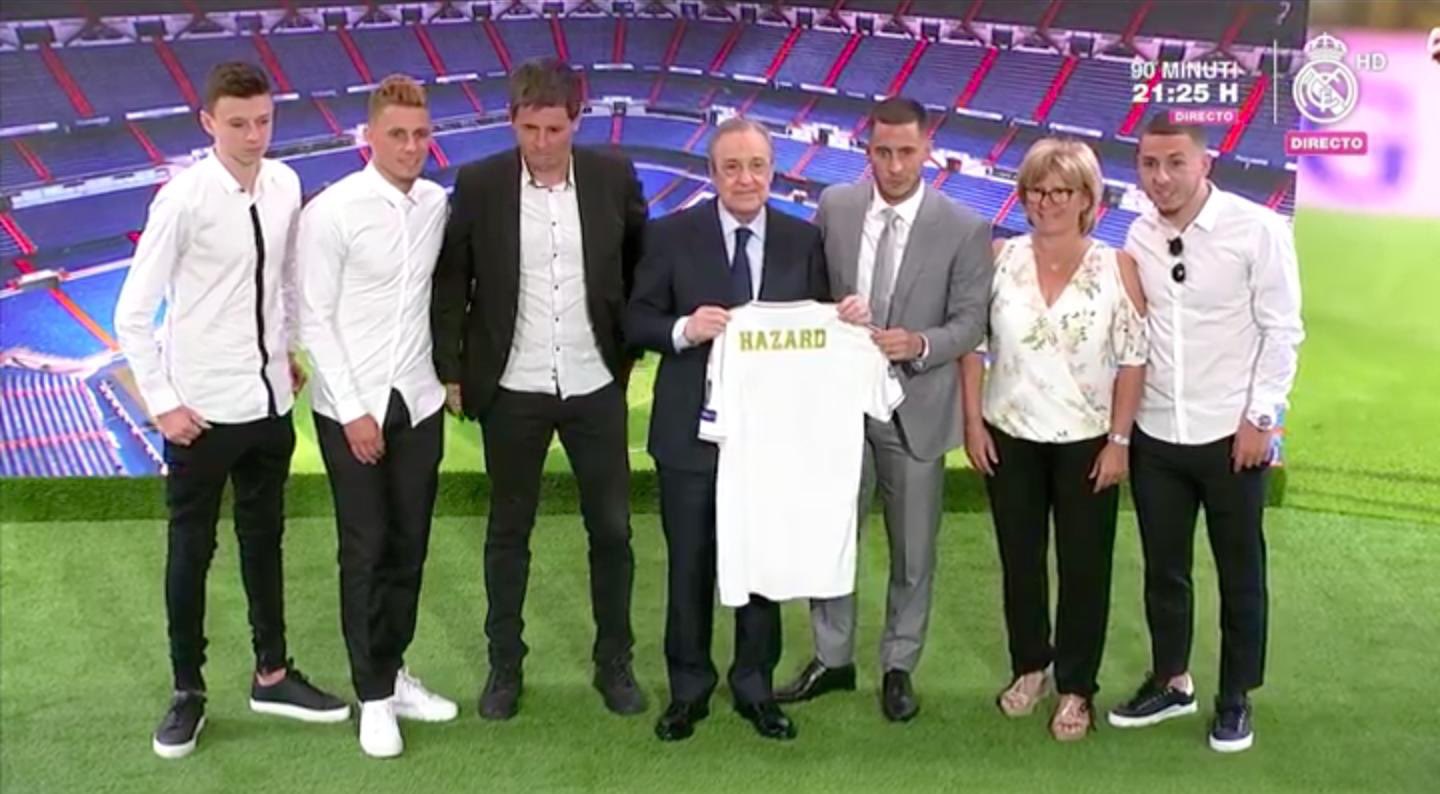 هازارد مع رئيس ريال مدريد وعائلته