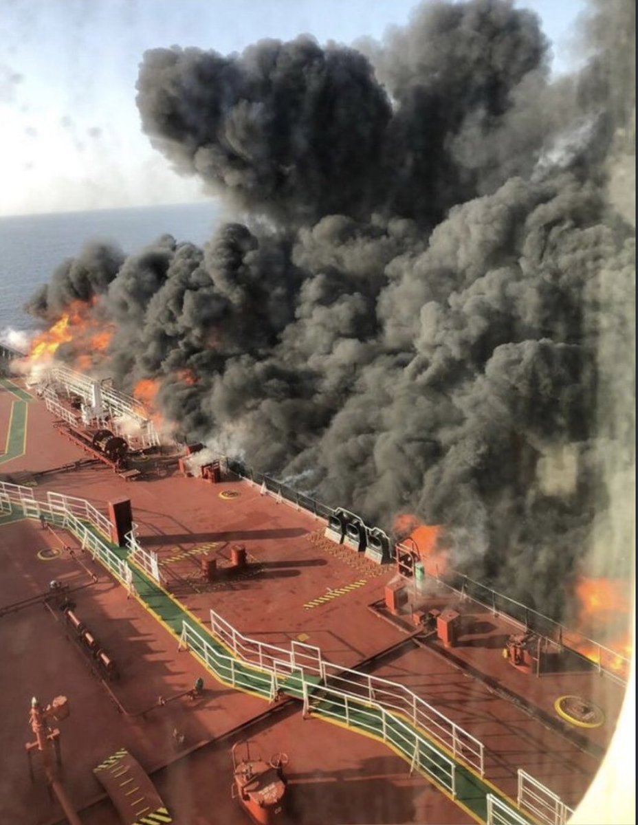 النيران تلتهم ناقلة النفط بعد ضربها فى خليج عمان بطوربيد