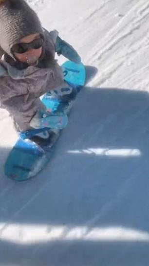طفلة تتزلج على الجليد (2)