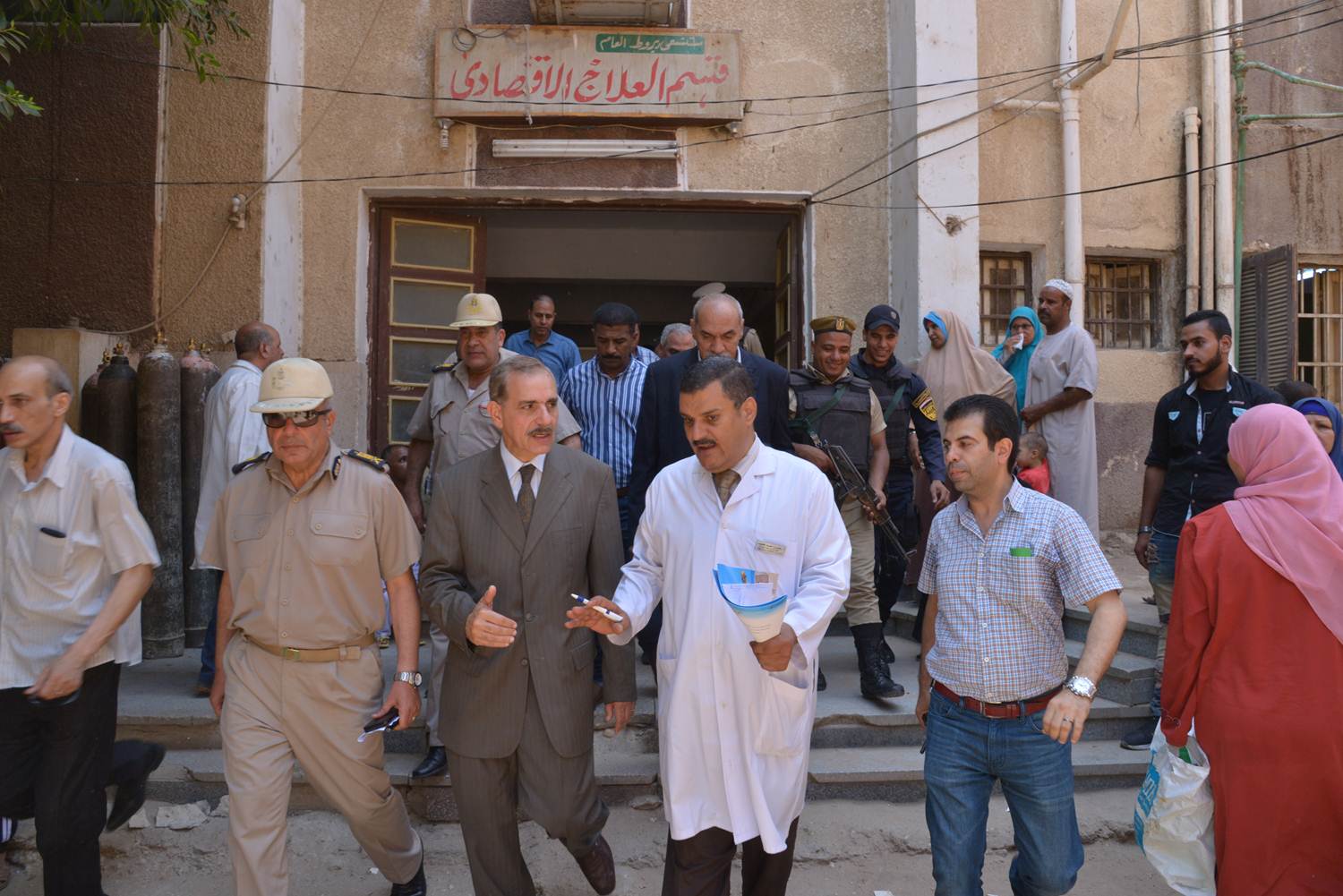 محافظ أسيوط يزور مصابين التسمم بمستشفى ديروط (11)