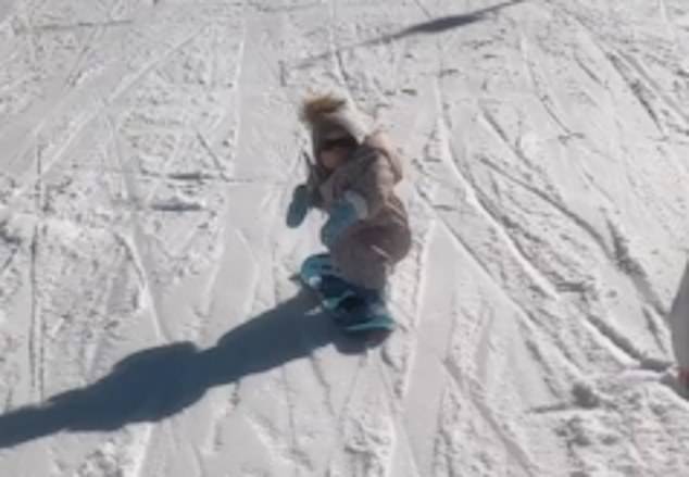 طفلة تتزلج على الجليد (1)