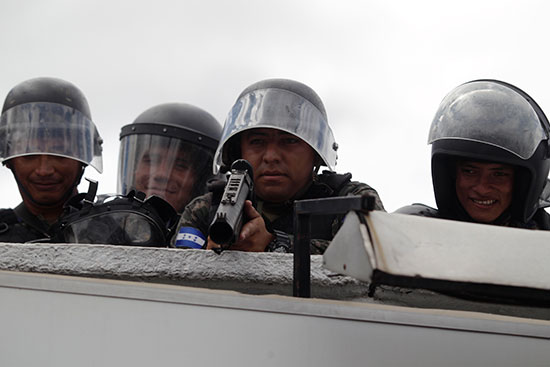 قوات مكافحة الشغب فى هندرواس تفض مظاهرة ضد الرئيس هيرنانديز (2)