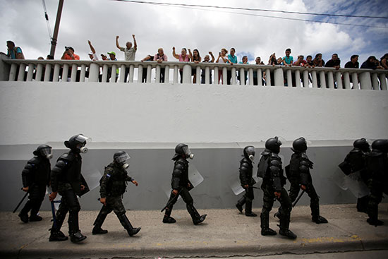 قوات مكافحة الشغب فى هندرواس تفض مظاهرة ضد الرئيس هيرنانديز (6)