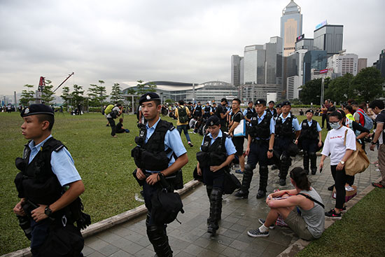 قوات مكافحة الشغب فى هونج كونج تتجمع خارج المجلس التشريعى 2