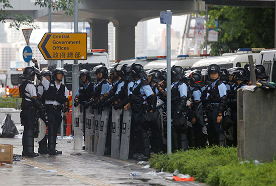 قوات مكافحة الشغب فى هونج كونج تتجمع خارج المجلس التشريعى