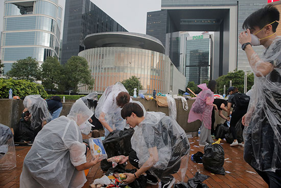 اشخاص يزيلون مخلفات اعتصامهم فى هونج كونج2