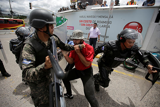 قوات مكافحة الشغب فى هندرواس تفض مظاهرة ضد الرئيس هيرنانديز (4)