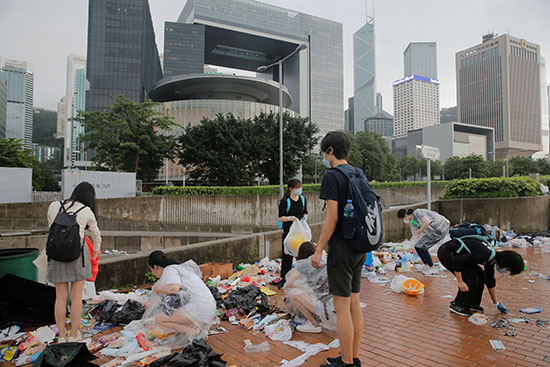 اشخاص يزيلون مخلفات اعتصامهم فى هونج كونج3