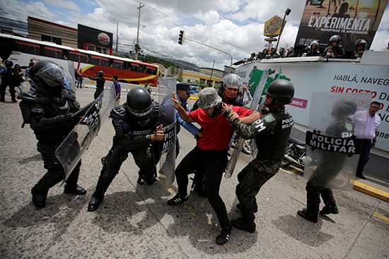 قوات مكافحة الشغب فى هندرواس تفض مظاهرة ضد الرئيس هيرنانديز (3)