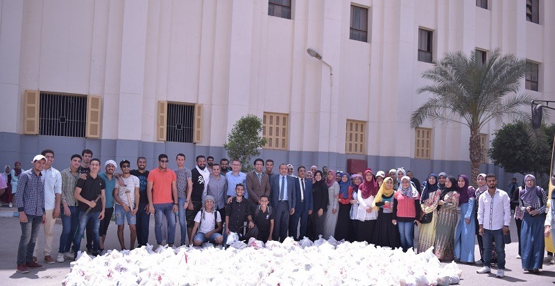 رئيس الجامعة يتوسط الطلاب المشاركين فى المبادرة رئيس الجامعة يتوسط الطلاب المشاركين فى المبادرة