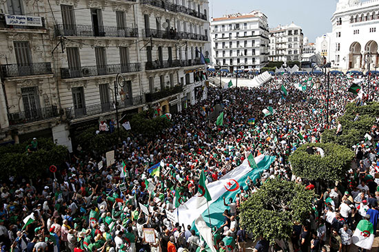 المئات فى العاصمة الجزائرية